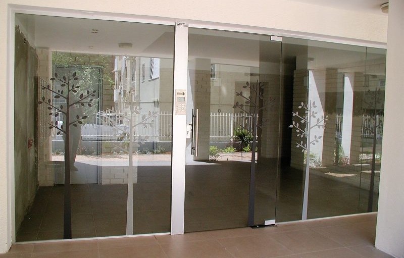 דלתות זכוכית לבניין