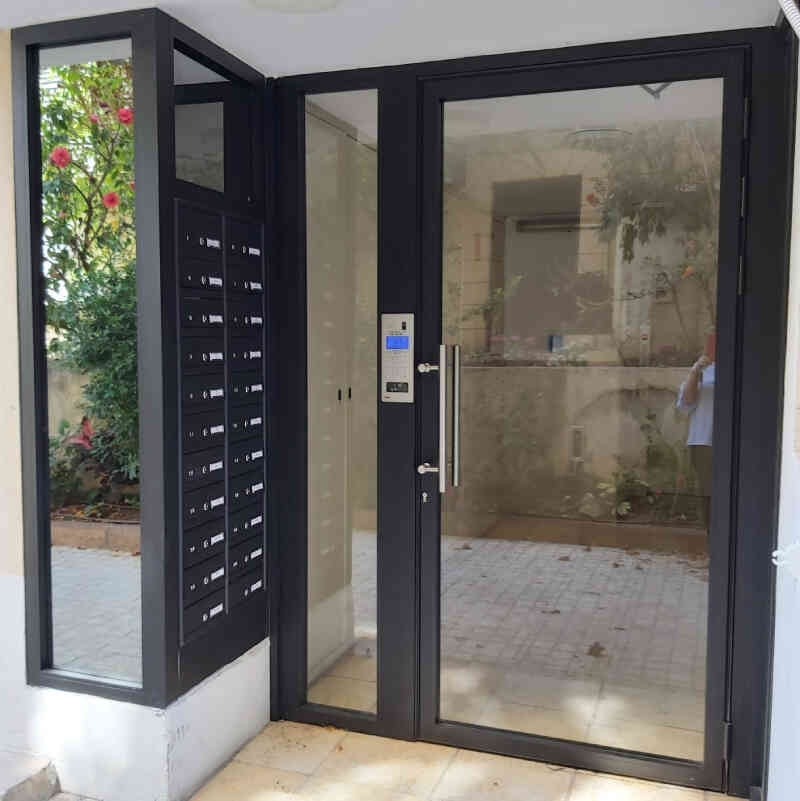 התקנת דלת כניסה עם 12 תיבות דואר ואינטרקום