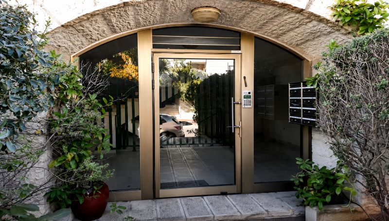 תכנון, ייצור והתקנת דלת כניסה בפתח קשתי במבנה אבן