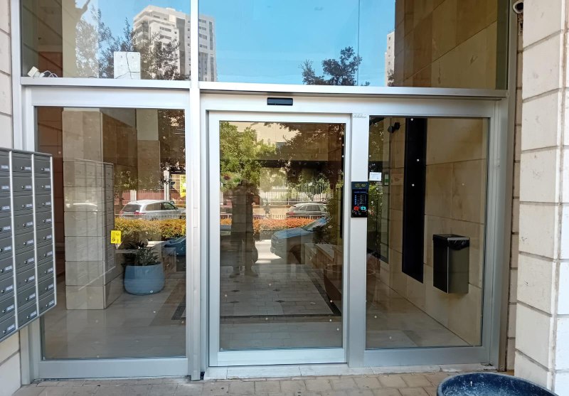 התקנת מערכת דלת הזזה באליהו בן חור פתח תקווה