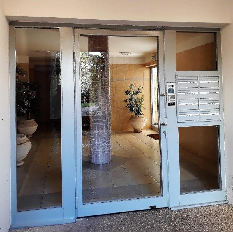 התקנת חזית מזוגגת עם דלת כניסה, 8 תיבות דואר ואינטרקום