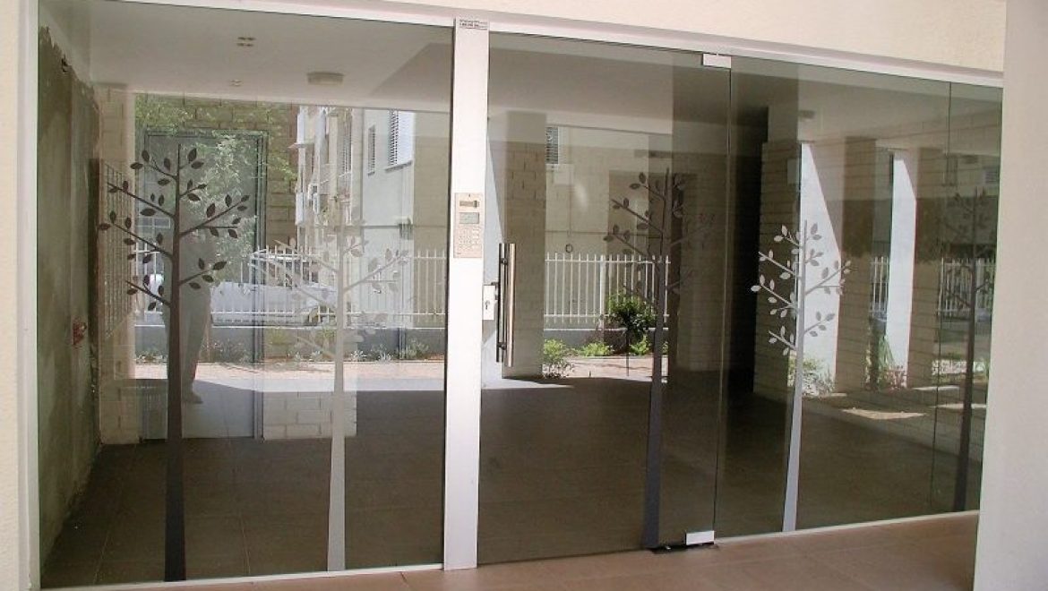 דלתות זכוכית לבניין